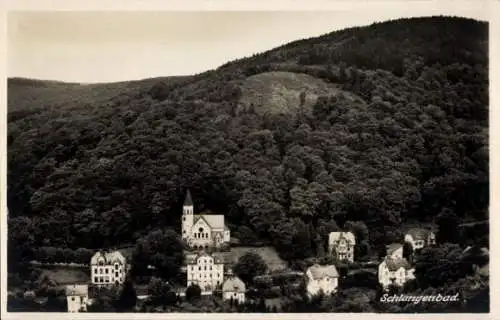 Ak Schlangenbad im Taunus, Blick auf den Ort mit Wald