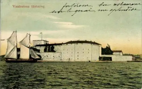 Ak Vaxholm Schweden, Blick auf Fästning, Segelboot