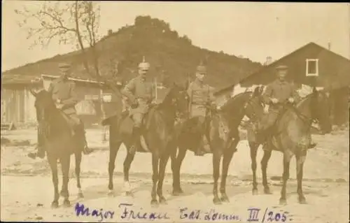 Foto Ak Deutsche Soldaten in Uniformen auf Pferden, Bat. Comm. III/205