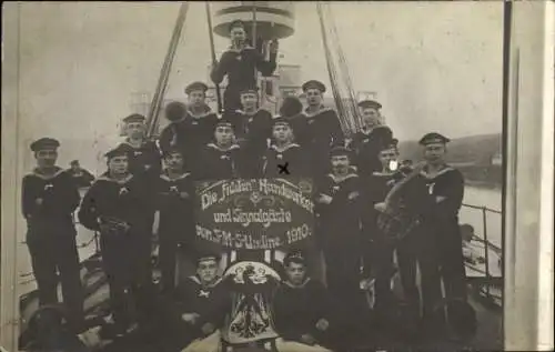 Foto Ak Deutsches Kriegsschiff, SMS Undine, Seeleute an Deck 1910