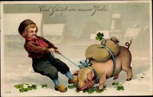 Präge Ak Glückwunsch Neujahr, Junge und Schweinchen, das Glücksklee frisst
