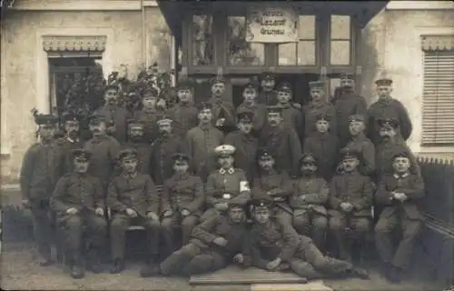 Foto Ak Vereins-Lazarett Grunau, Deutsche Soldaten in Uniform, Gruppenbild, Sanitäter