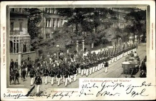Ak Dresden Neustadt, Königsbrücker Straße, Die Schützen zieh'n auf Wache