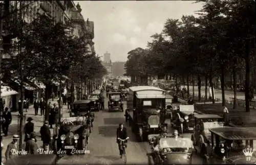 Ak Berlin, Blick auf die verkehrsreiche Straße Unter den Linden, Fahrradfahrer