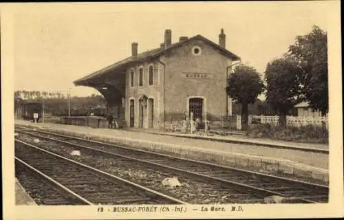Ak Bussac Foret Charente Maritime, Bahnhof, Gleisseite