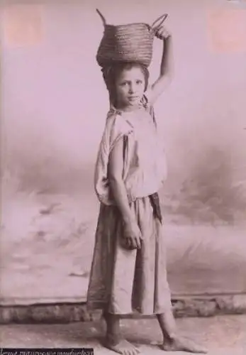 Foto Mädchen mit Flechtkorb, Maghreb