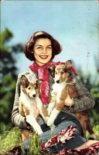 Ak Schauspielerin und Schwimmerin Esther Williams, Portrait mit zwei Hunden