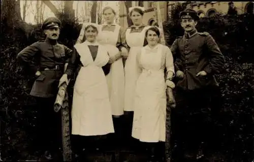 Foto Ak Deutsche Soldaten in Uniformen mit Krankenschwestern, I WK
