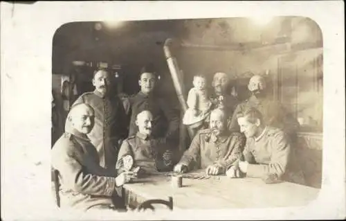 Foto Ak Deutsche Soldaten in Uniformen in einem Haus, Kind, Kartenspiel, I WK