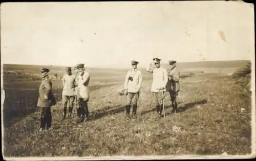 Foto Ak Deutsche Soldaten in Uniformen auf einem Feld, I WK