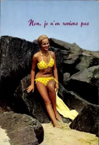 Ak Blondine im Bikini am Strand