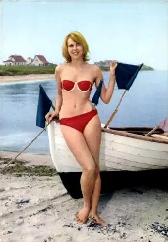Ak Blondine im roten Bikini am Strand