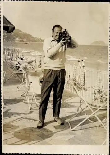 Foto Dirigent und Violinist Helmuth Zacharias, Portrait mit Filmkamera