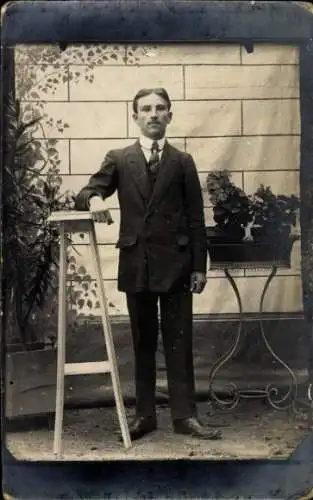 Foto Ak Mann im Anzug, Standportrait