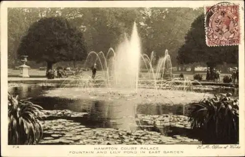 Ak Richmond upon Thames London England, Hampton Court Palace, Brunnen