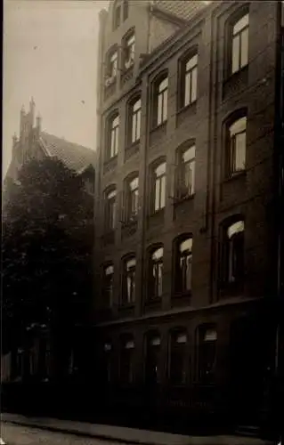 Foto Ak Hannover, Wohnhaus Dietrichstraße?, Anwohner an den Fenstern