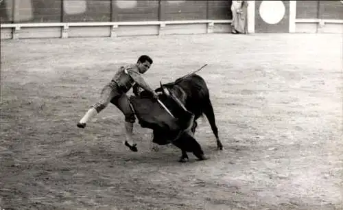 Foto Stierkampf, Torero, Stier, Arena, Angriff
