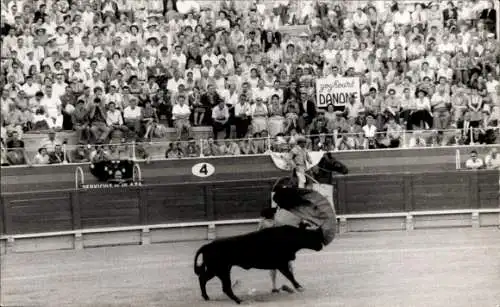 Foto Stierkampf, Torero, Stier, Arena, Zuschauer