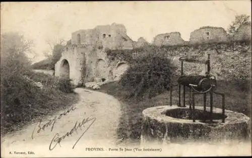 Ak Provins Seine et Marne, Porte St-Jean, Vue interieure, Brunnen