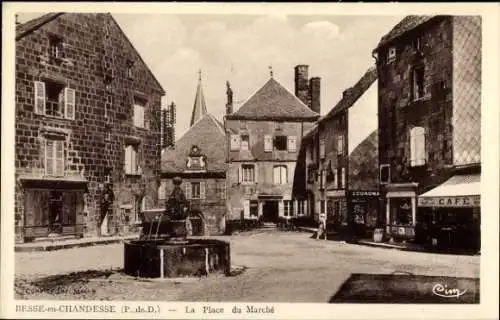 Ak Besse en Chandesse Besse et Saint Anastaise Puy de Dôme, La Place du Marche