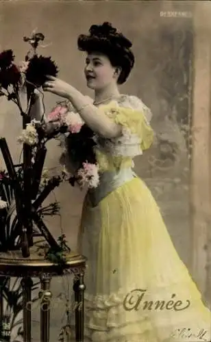Ak Glückwunsch Neujahr, Frau in gelbem Kleid, Blumen