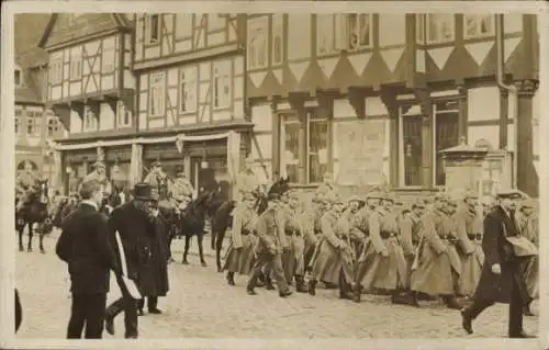 Foto Ak Wolfenbüttel, Kriegsgefangene beim Marsch durch die Stadt