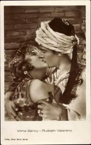 Ak Schauspieler Rudolph Valentino, Schauspielerin Vilma Banky, Kussszene