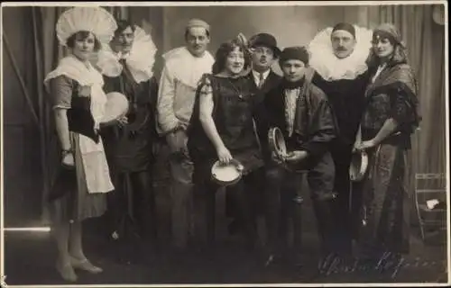 Foto Ak Saint Quentin Aisne, Gruppenbild der Schauspieler, Kostüme