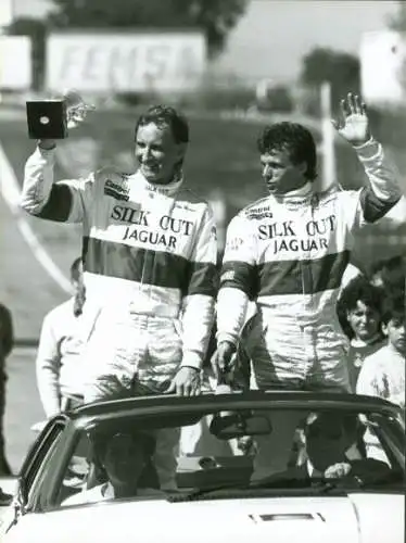 Foto Rennfahrer John Watson und Jan Lammers, Sieg, Pokal