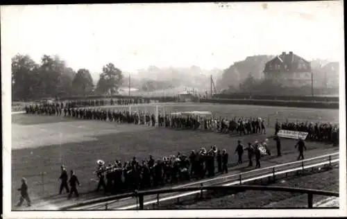 Foto Ak Wolfenbüttel in Niedersachsen, Welger-Fahrzeugbau, Marschierende Menschen, Orchester