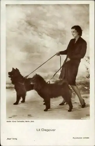 Ak Schauspielerin Lil Dagover, Portrait mit zwei Hunden, Ross Verlag 4059 2