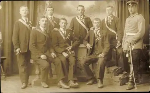 Studentika Foto Ak Studenten, Soldat in Uniform, Gruppenbild