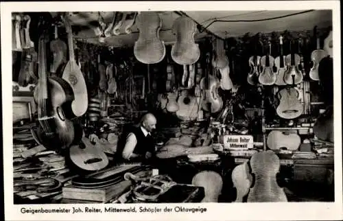 Ak Mittenwald in Oberbayern, Geigenbaumeister Joh. Reiter, Schöpfer der Oktavgeige