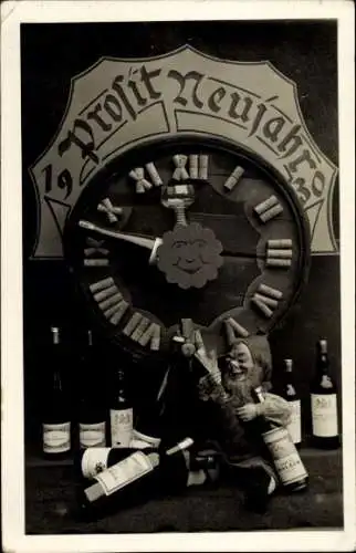 Ak Glückwunsch Neujahr, Zwerg, Sektflaschen, Uhr