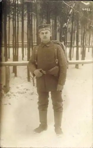 Foto Ak Deutscher Soldat in Uniform, Portrait, Kaiserzeit