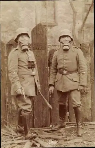 Foto Ak Deutsche Soldaten in Uniform, Gasmaske, Stahlhelm, Pistole, Feldstecher