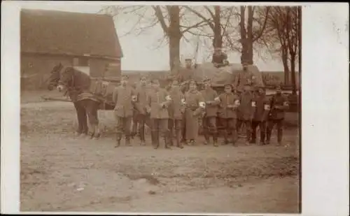 Foto Ak Deutsche Soldaten in Uniformen, Sanitäter