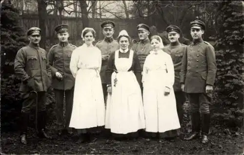 Foto Ak Deutsche Soldaten in Uniformen, Krankenschwestern, I WK