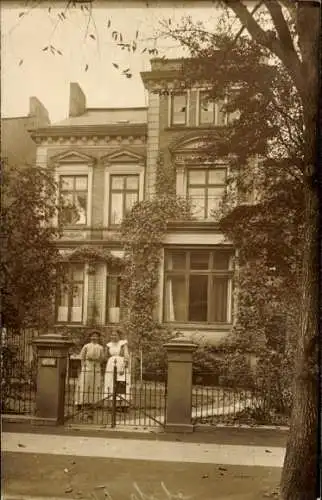 Foto Ak Hamburg Mitte Altstadt, Villa, Frauen am Zaun
