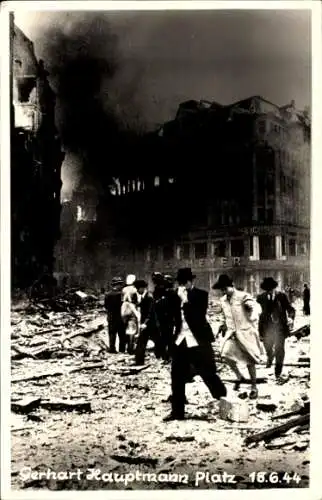 Foto Ak Hamburg Altstadt, Gerhart Hauptmann Platz, Ruine Eichmeyer Warenhaus, Kriegszerstörung 1944