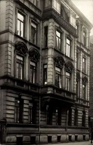 Foto Ak Hannover, Wohnhaus, Anwohner am Fenster