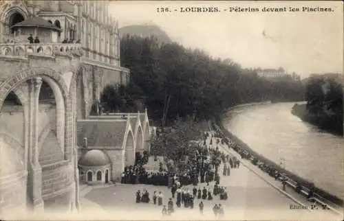 Ak Lourdes Hautes Pyrénées, Pelerins devant les Piscines