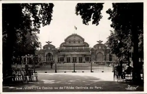 Ak Vichy Allier, Le Casino vu de l'Allee Centrale du Parc