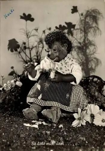 Ak Mecki der Igel, Er liebt mich doch, Igelfrau zupft Blütenblätter von Blumen