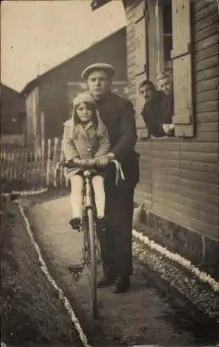 Foto Ak Mann bringt seiner Tochter Radfahrer bei, Fahrrad