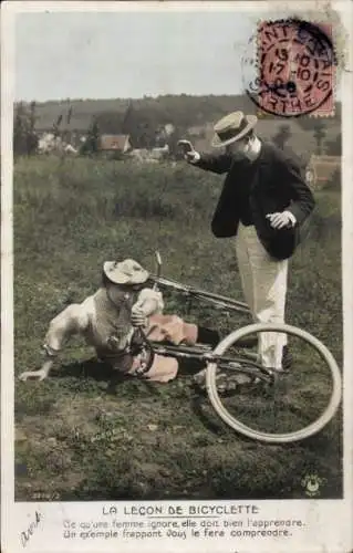 Ak Mann bringt seiner Freundin Radfahrer bei, Unfall, Fahrrad