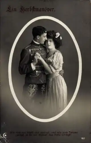 Ak Ein Herbstmanöver, Soldat in Uniform, Soldatenliebe, Liebespaar, Husar
