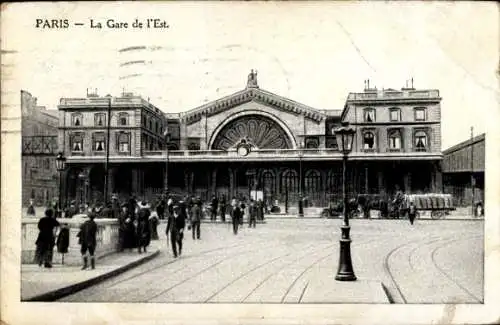 Ak Paris X, Gare de l'Est, Blick auf den Bahnhof, Straßenseite, Passanten