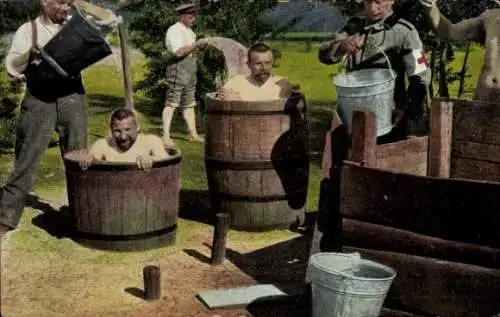 Ak Deutsche Soldaten in Waschbottichen, Sanitäter, I WK