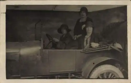 Foto Ak Drei Frauen in einem Automobil